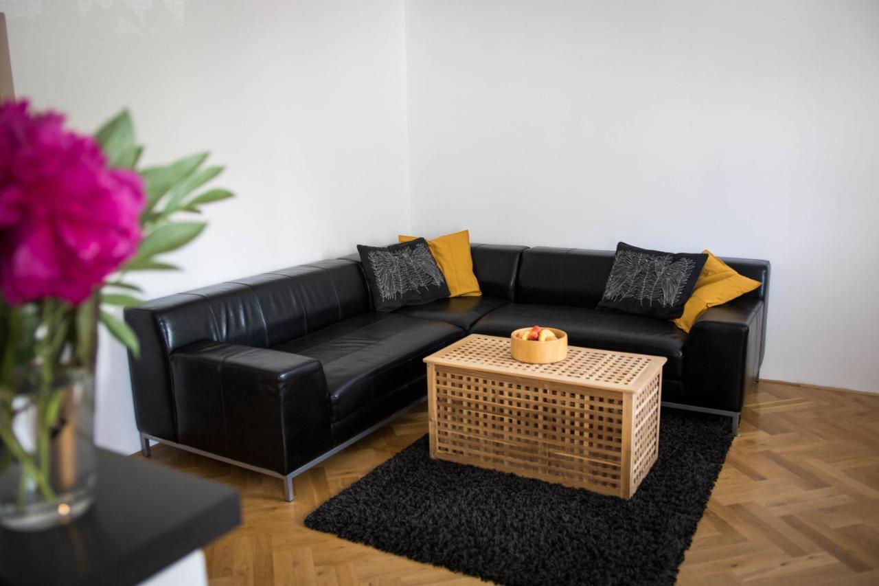 Poruba Street View Apartment *